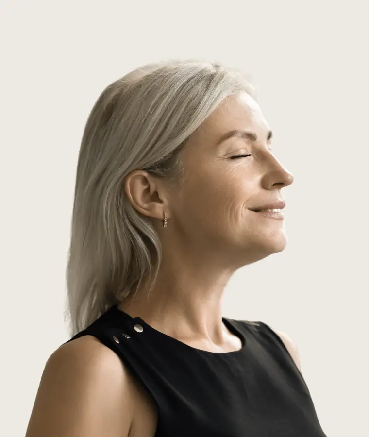 Blépharoplastie regard frais femme mature profil - Dr Stéphane Raoult chirurgien esthétique