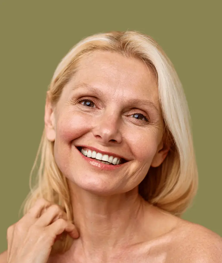 Lifting cervico-facial femme mature souriante - Dr Stéphane Raoult chirurgien esthétique